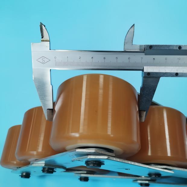 SOK DAA332L1 Escalator Pressure Belt Chain Compression Wheel Hand Strap Tension Chain roller size 76*54*6201 pitch is 82mm